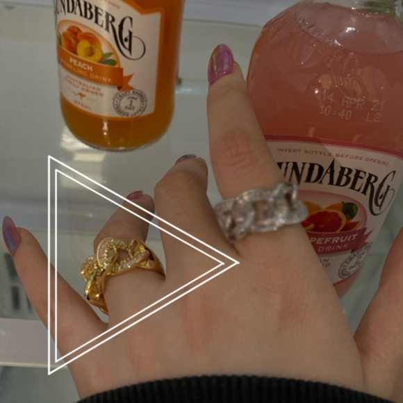 Gold Zircon Baguette Twisted Ring - Picture 3 of 8